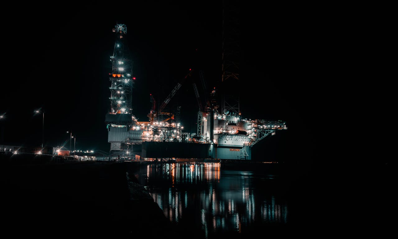 illuminated-offshore-oil-rig-at-night-30475898